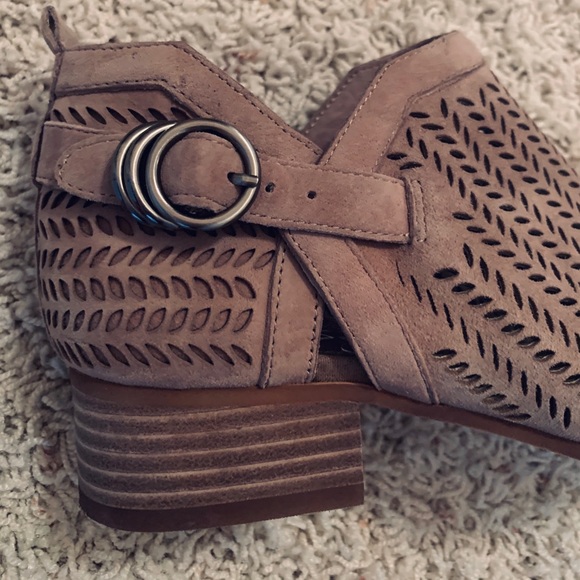 🔥 VINCE CAMUTO - Campina Perforated Suede Ankle Booties 🔥 - Picture 4 of 9